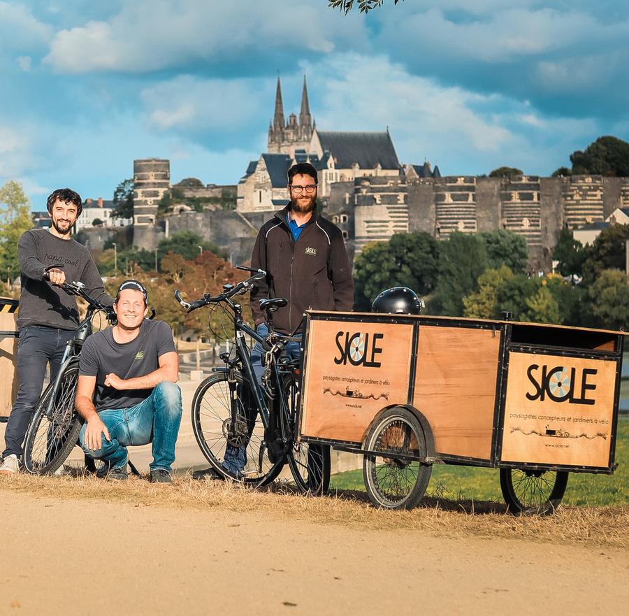Trois siclistes et leurs vélos cargo SICLE devant le château d'Angers