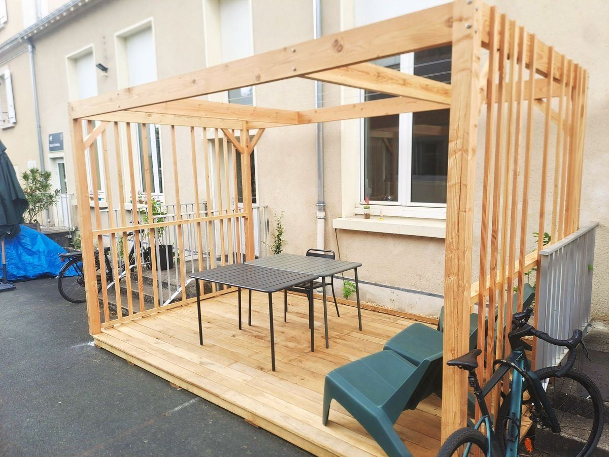 Pergola bois en cours de montage sur une terrasse, L'Archipel, Angers