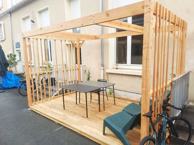 Pergola bois en cours de montage, L'Archipel