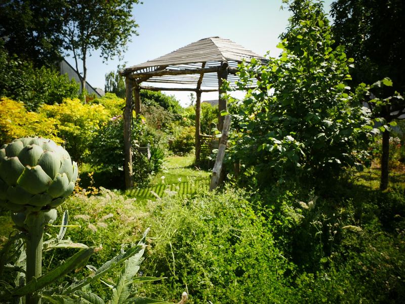 Kiosque en bois et verger sauvage du jardin pour la biodiversité, Avrillé