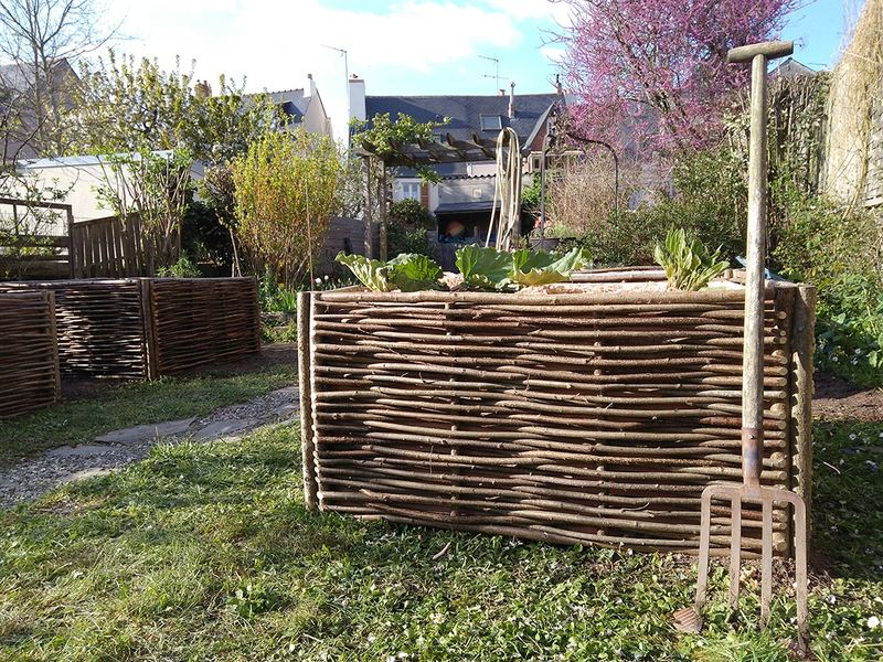 Carrés potagers en noisetier tressé