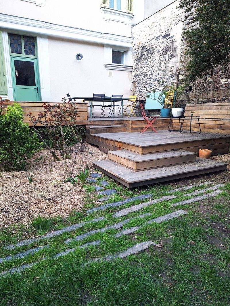 Terrasse bois et jardin du Jardin Multiple à la livraison, Angers