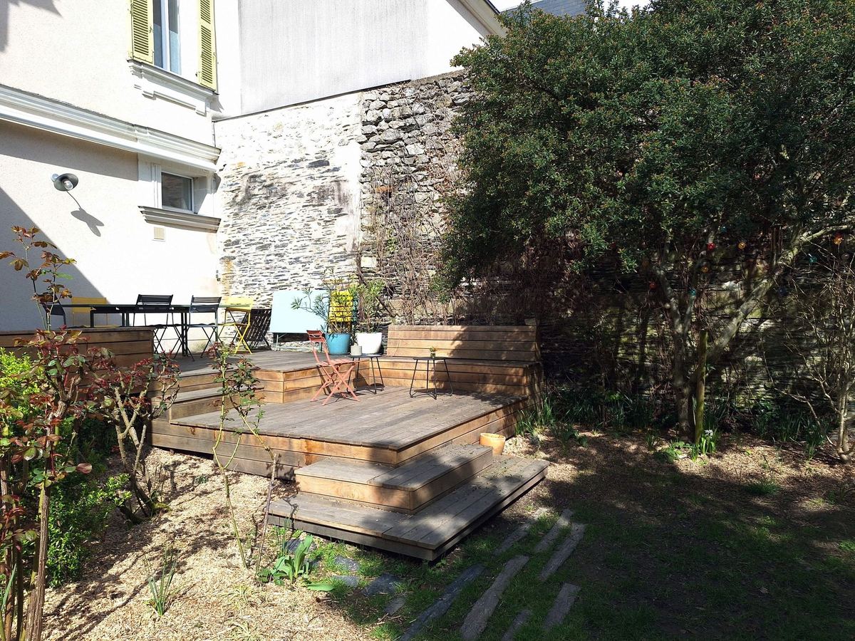Terrasse bois et escalier du Jardin Multiple, Angers