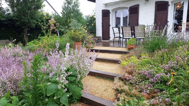 Massifs de vivaces et escalier bois