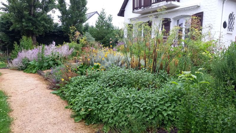 Allée en gravier vers la maison