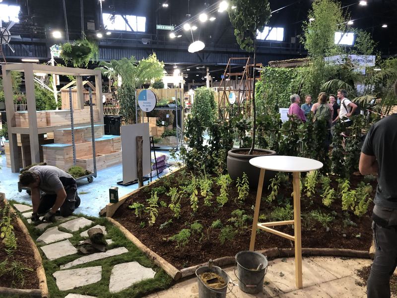Montage du jardin participatif au Salon du Végétal 2024