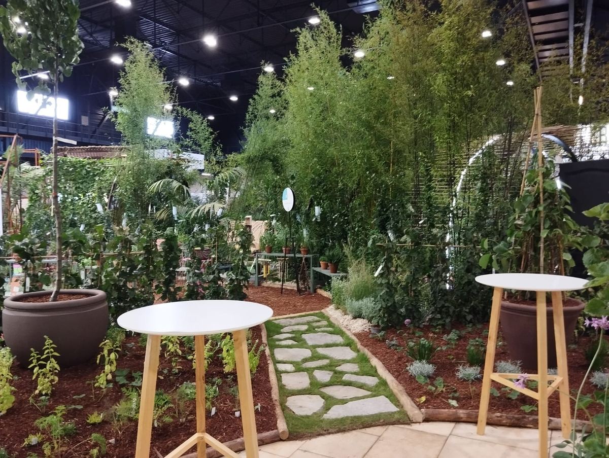 Jardin participatif du Salon du Végétal 2024, tables et allées