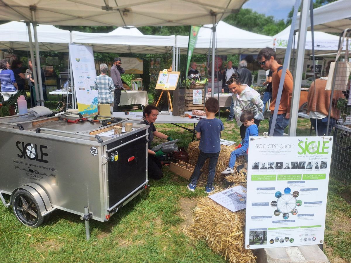 Stand SICLE lors d'une animation nature sous un barnum