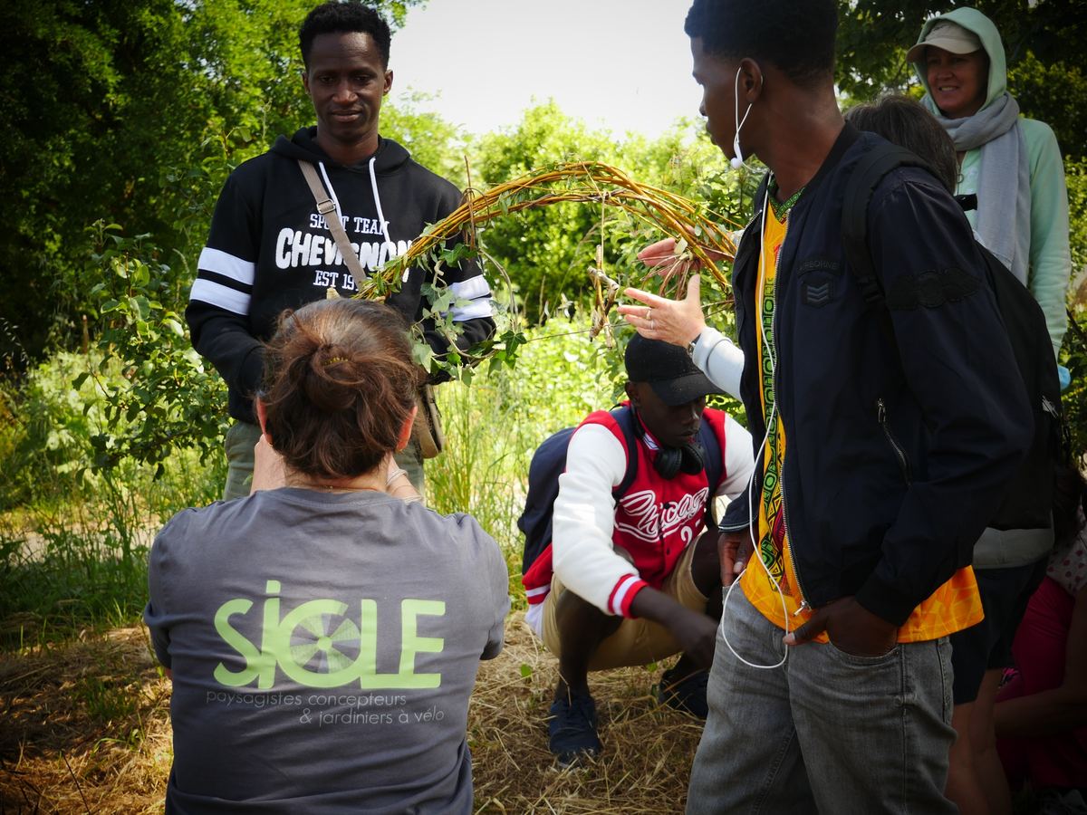 Groupe d'adultes en atelier construction bois avec SICLE