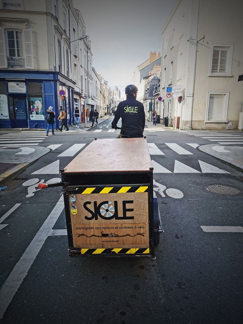 Jardinier SICLE assis sur sa remorque cargo dans une rue d'Angers