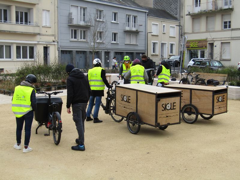 L'équipe SICLE et ses vélos cargo sur une place d'Angers
