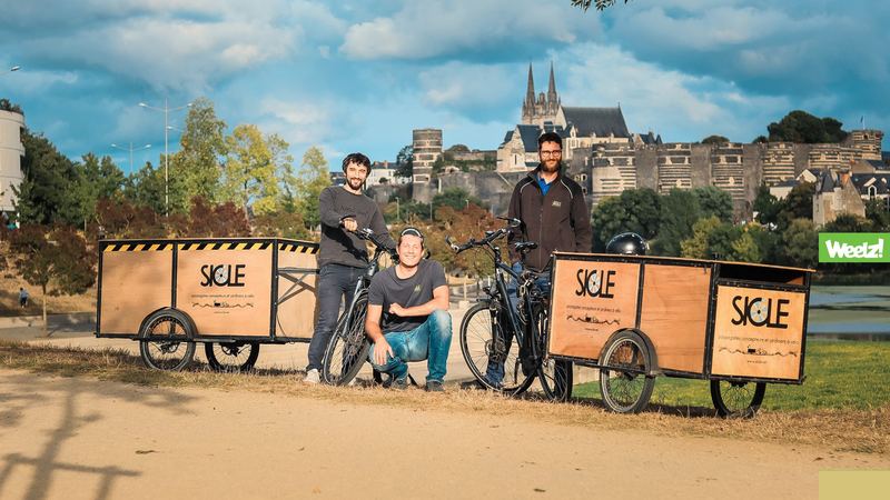 L'équipe SICLE et ses vélos cargo devant le château d'Angers